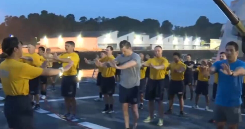 video pete hegseth s a antrenat alaturi de trupele americane pe un portavion in singapore imagini inedite cu seful pentagonului 68395fc3d0592