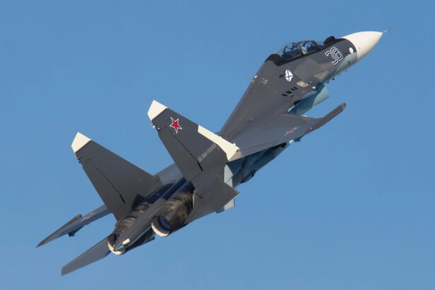 video premiera mondiala reusita de fortele ucrainene au doborat un avion de vanatoare rusesc su 30 cu o racheta trasa de pe o drona navala 68160dc5176be