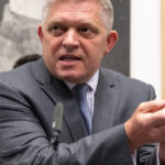 video premierul slovac robert fico a tinut o sedinta de guvern in locul in care era sa moara acum un an cand a fost impuscat 6827189e7f5d8