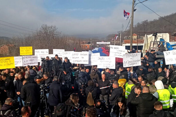 video protest cu sute de afaceristi in kosovo oamenii sunt nemultumiti de cresterea facturilor la energie manifestantii au blocat soselele 68387155ecc9d
