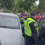 video razvratire intr un oras din vestul ucrainei mai multe persoane au blocat un vehicul de recrutare al armatei si i au intepat anvelopele 6839bc10a37f6