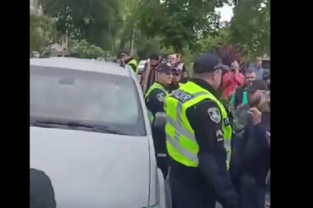 video razvratire intr un oras din vestul ucrainei mai multe persoane au blocat un vehicul de recrutare al armatei si i au intepat anvelopele 6839bc10a37f6