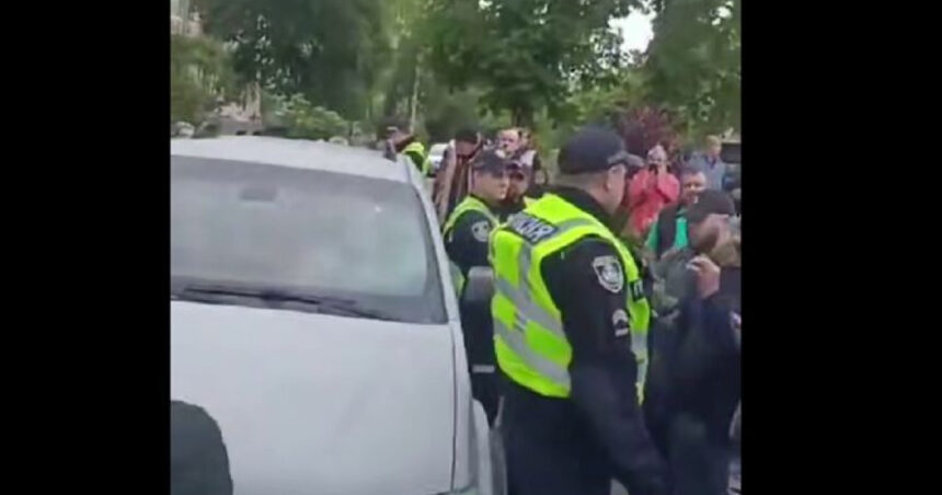 video razvratire intr un oras din vestul ucrainei mai multe persoane au blocat un vehicul de recrutare al armatei si i au intepat anvelopele 6839bc10a37f6