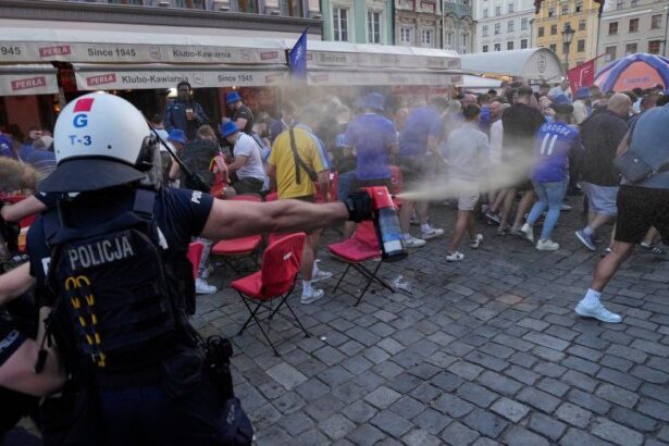 video scene violente in polonia inaintea finalei conference league politia a intervenit in forta pentru a desparti fanii lui betis si chelsea 6836caa6543f5