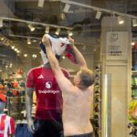 Tolea Ciumac style! Bătaie cu tomberoane între fanii lui Tottenham și Manchester United înainte de finala Europa League 2 video tolea ciumac style bataie cu tomberoane intre fanii lui tottenham si manchester united inainte de finala europa league 682dac3f40dc6