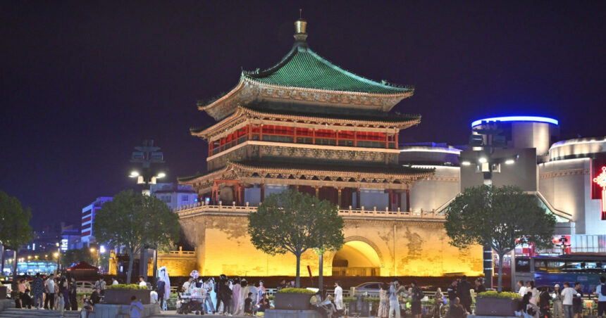 video zeci de turisti in pericol dupa ce acoperisul unui turn vechi de 600 de ani s a prabusit in china imagini cu momentul dramatic 682d9b77e3353