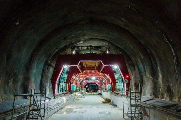 videofoto austriecii de la porr au adus 500 muncitori la primul tunel forat construit pe o autostrada din romania dupa ce au deschis o noua luminita de la capatul tunelului 6830430263ef7