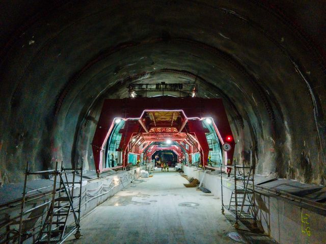 videofoto austriecii de la porr au adus 500 muncitori la primul tunel forat construit pe o autostrada din romania dupa ce au deschis o noua luminita de la capatul tunelului 6830430263ef7