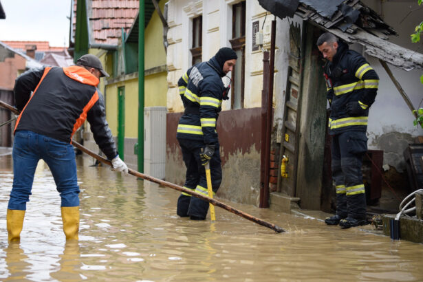 videofoto ploile si viiturile fac ravagii in tara sute de oameni evacuati case si drumuri inundate codul rosu de inundatii ramane in vigoare 68380bdb019ac