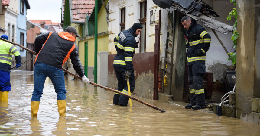 videofoto ploile si viiturile fac ravagii in tara sute de oameni evacuati case si drumuri inundate codul rosu de inundatii ramane in vigoare 68380bdb019ac