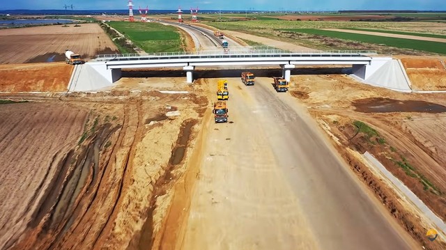 videofoto umbrarescu cu muncitori 24 ore din 24 pe autostrada ford ridica grinzile cand va fi deschis un nou tronson 6835a4f52a3d2