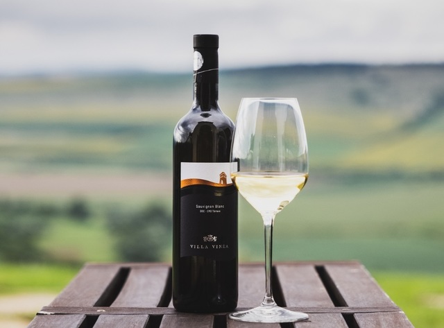 vinul zilei un sauvignon blanc de la o crama din romania dominat de flori de camp ardei verde si nuante minerale de asociat cu branzeturi de capra carne alba fructe de mare paste sau salate 681856c357812