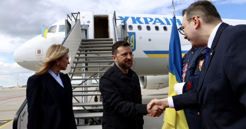 Zelenski, întâmpinat ca „lider al lumii libere” la Praga, discută despre apărare cu președintele și premierul Cehiei. 1 zelenski intampinat ca lider al lumii libere la praga discutii despre aparare cu presedintele si premierul cehiei 68175ffb0f0dd