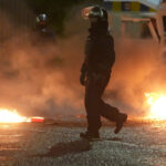 a cincea noapte consecutiva de violente in irlanda de nord politia atacata cu cocktailuri molotov in portadown 684d85d136445