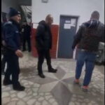 a lovit politistii chemati prin 112 sa aplaneze un conflict apoi i a amenintat ca ii va ucide cand va iesi din puscarie iar acum cere sa fie eliberat conditionat 68421be01a906