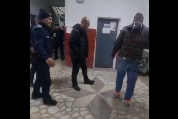 a lovit politistii chemati prin 112 sa aplaneze un conflict apoi i a amenintat ca ii va ucide cand va iesi din puscarie iar acum cere sa fie eliberat conditionat 68421be01a906