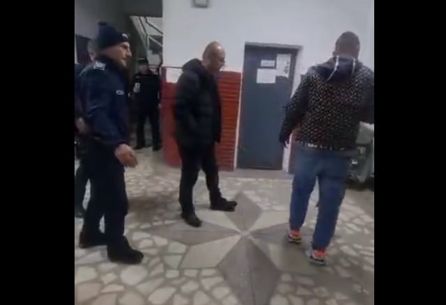 A agresat polițiștii chemați prin 112 să rezolve un conflict, apoi i-a amenințat cu moartea la ieșirea din închisoare, iar acum solicită liberarea condiționată. 1 a lovit politistii chemati prin 112 sa aplaneze un conflict apoi i a amenintat ca ii va ucide cand va iesi din puscarie iar acum cere sa fie eliberat conditionat 68421be01a906