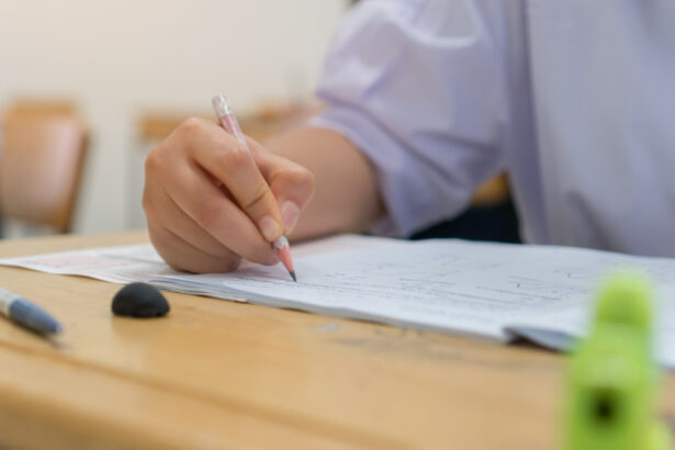 barbat din arad cercetat pentru complicitate la fraudarea examenului de bac a furnizat elevilor microfoane si camere ascunse 684fed0d2e08f