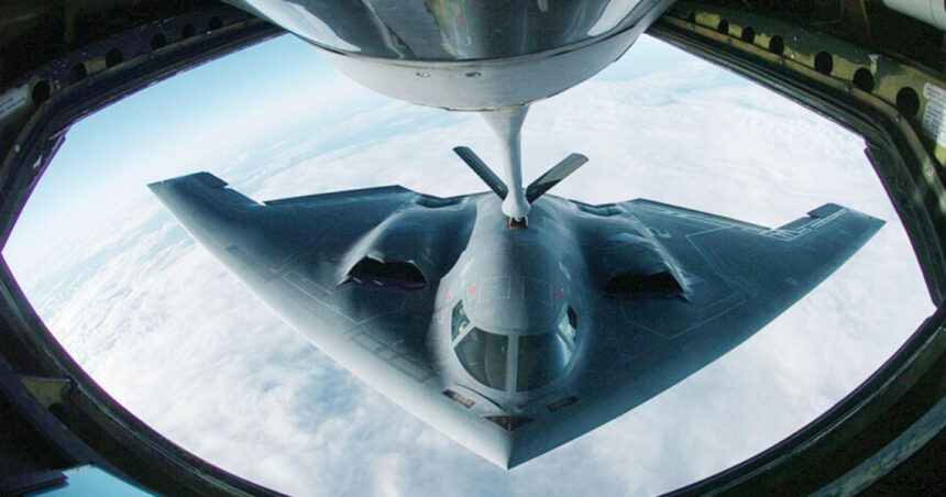bombardiere b 2 stealth ale sua se indreapta spre baza diego garcia din oceanul indian sprijinite de opt avioane cisterna 6856d1e5b8e63