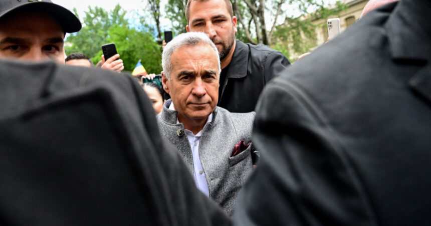 calin georgescu in fata instantei dupa ce a contestat masura controlului judiciar el a fost intampinat de zeci de sustinatori 684a91f40c022