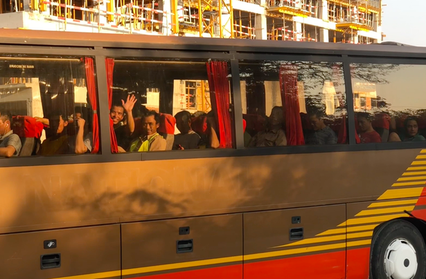 cati muncitori straini mai are acum romania dupa ce in ultimii 3 ani a acordat sute de mii de permise multi pleaca rapid in alte tari ue si isi lasa angajatorul cu ochii in soare 685dd06950535