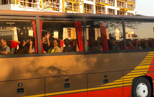 cati muncitori straini mai are acum romania dupa ce in ultimii 3 ani a acordat sute de mii de permise multi pleaca rapid in alte tari ue si isi lasa angajatorul cu ochii in soare 685dd06950535