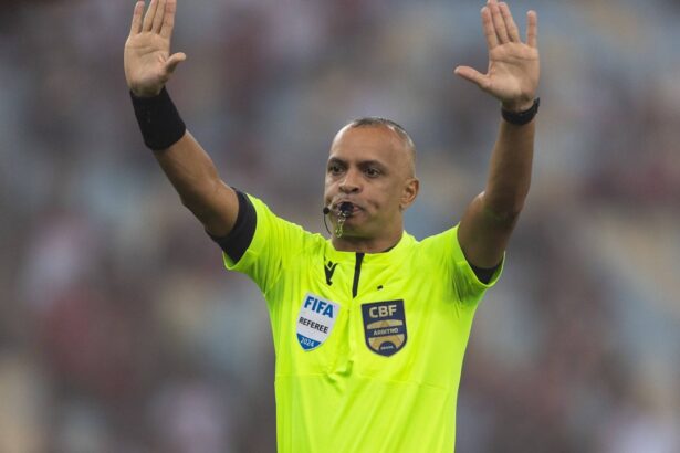 chivu debut la inter in conditii infernale arbitrul a oprit de doua ori meciul cu monterrey 68523af934edc