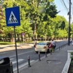 coada la trecerea de pietoni din cauza unui taximetrist care a pornit luminile de avarii pentru a mai discuta cu clientii in fata magazinului 685a7ca79036e