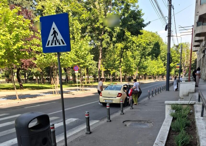 coada la trecerea de pietoni din cauza unui taximetrist care a pornit luminile de avarii pentru a mai discuta cu clientii in fata magazinului 685a7ca79036e