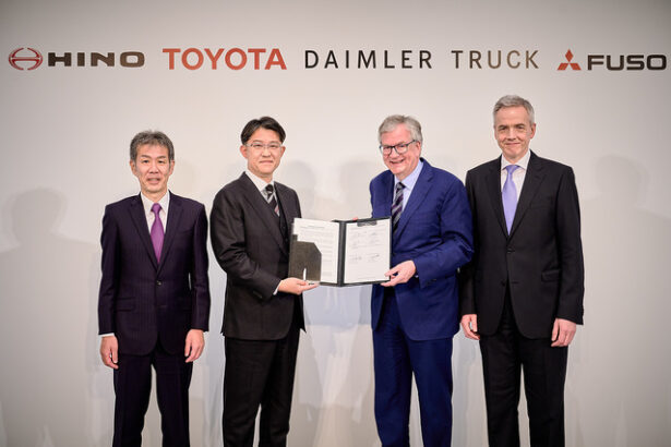 daimler truck si toyota devin parteneri egali intr o noua companie de camioane ce va fi listata pe bursa 68487569890f6