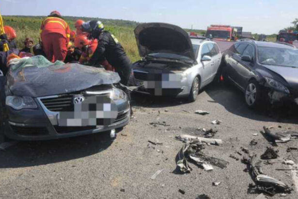 doi copii si doi adulti au fost transportati la spital dupa un accident pe dn 19 in care au fost implicate patru masini 68507587a30a0