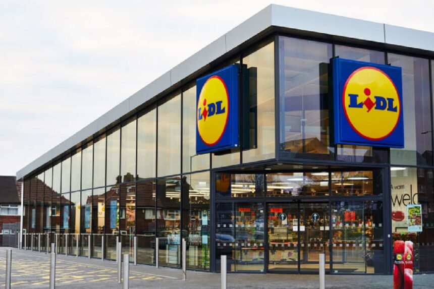 doua femei prinse la iesirea din lidl ca le a crescut talia in timp ce erau la cumparaturi 685346a0ec982