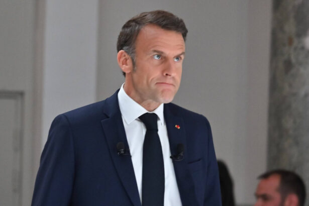 emmanuel macron face o vizita oficiala in groenlanda precizarile presedintiei franceze 6844281d9f77e