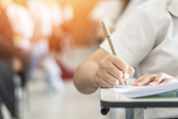evaluarea nationala 2025 subiecte la limba si literatura romana elevii participa la prima proba scrisa din cadrul examenului 6858ec2012687