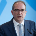 explozie a numarului extremistilor monitorizati de serviciile secrete din germania in 2024 a crescut cu 23 68482da4232af