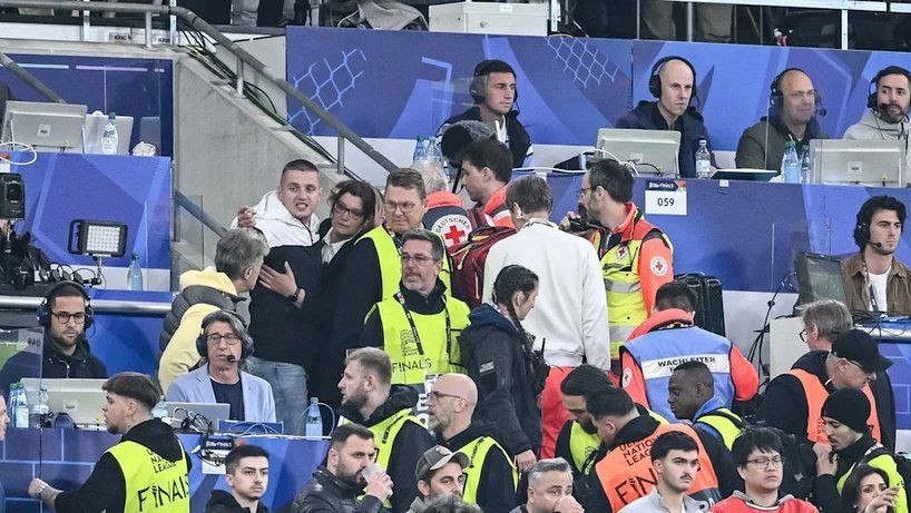 finala cu sfarsit tragic un suporter s a prabusit in gol pe stadionul din munchen 684680a1426c3