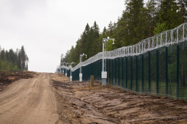 finlanda inchide cu gard inalt de aproape 5 metri inca un tronson al frontierei cu rusia 685badca7b5a0
