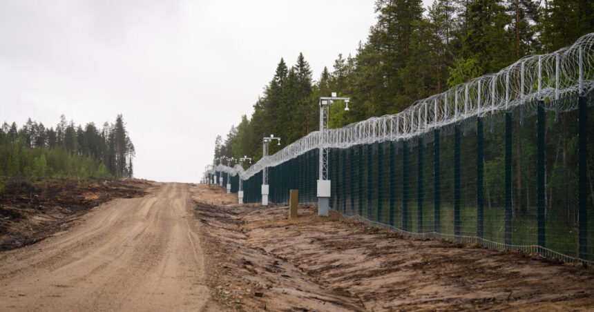 finlanda inchide cu gard inalt de aproape 5 metri inca un tronson al frontierei cu rusia 685badca7b5a0