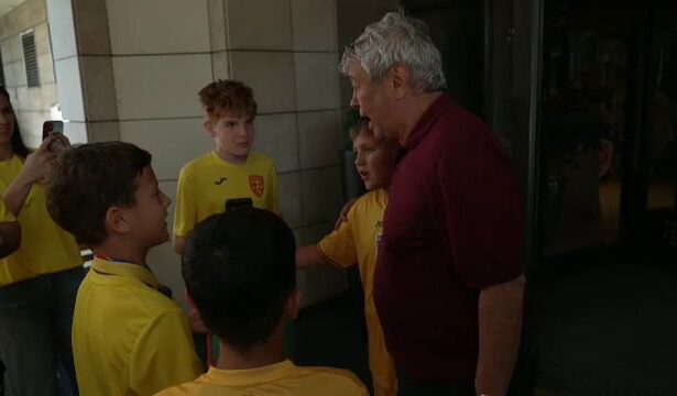 foto corespondenta din slovacia lucescu facem o poza te rog copiii au sarit pe selectionerul romaniei care a spus cinc 684d81795d25d
