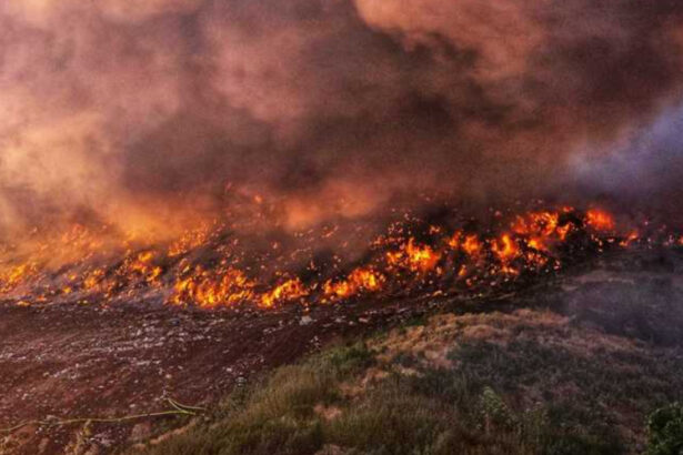 foto incendiu de proportii la o groapa de deseuri din dambovita a fost emis mesaj ro alert interventie dificila a pompierilor 685b018b48a2d