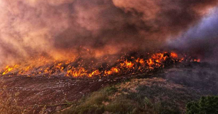 foto incendiu de proportii la o groapa de deseuri din dambovita a fost emis mesaj ro alert interventie dificila a pompierilor 685b018b48a2d