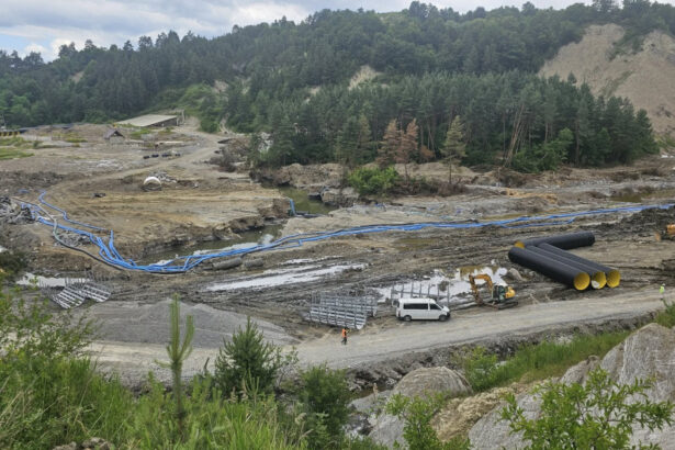foto ministrul mediului la salina praid o zona care ar fi trebuit sa fie un furnicar pentru a se termina la timp lucrarile pare parasita 68616f73d65e0