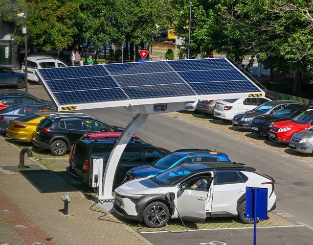 foto premiera in romania prima statie de incarcare pentru masini electrice alimentata exclusiv cu energie solara 685d633493c5e