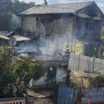 foto trei case au ars in giurgiu incendiul provocat de un scurtcircuit o persoana a fost dusa la spital 684dc5276a214