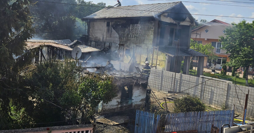 foto trei case au ars in giurgiu incendiul provocat de un scurtcircuit o persoana a fost dusa la spital 684dc5276a214