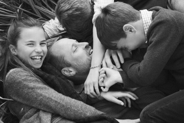 fotografii de familie cu printul wiliam si copiii sai publicate de ziua tatalui regele charles imagine rara cu tatal sau foto 684ed0a07c7d6