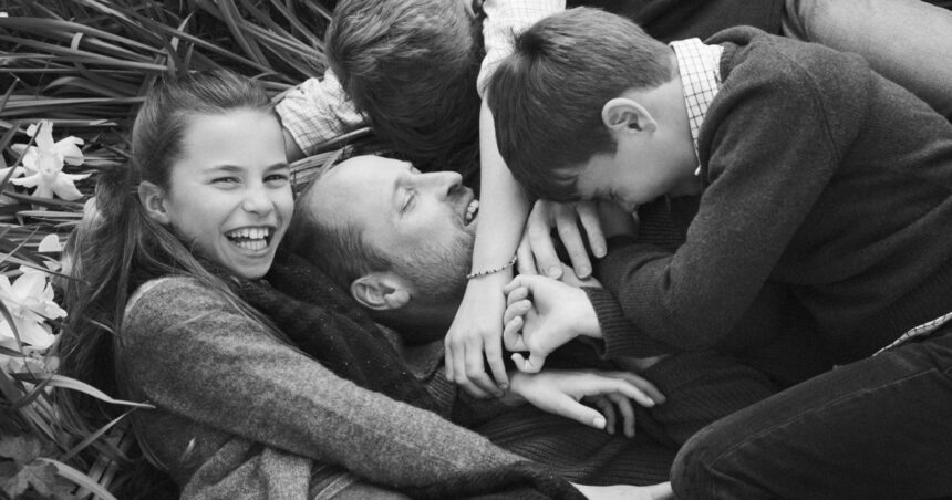 fotografii de familie cu printul wiliam si copiii sai publicate de ziua tatalui regele charles imagine rara cu tatal sau foto 684ed0a07c7d6