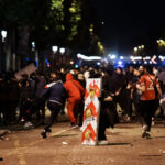 galerie foto doua persoane au murit iar peste 500 au fost arestate dupa sarbatoarea fanilor psg de la paris in urma victoriei din liga campionilor 683c50bc16dea