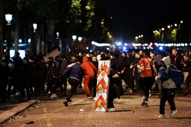 galerie foto doua persoane au murit iar peste 500 au fost arestate dupa sarbatoarea fanilor psg de la paris in urma victoriei din liga campionilor 683c50bc16dea