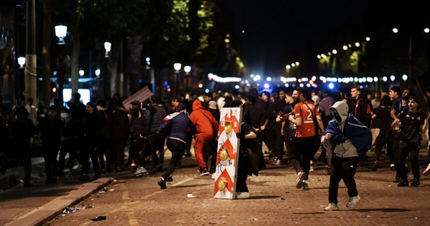 galerie foto doua persoane au murit iar peste 500 au fost arestate dupa sarbatoarea fanilor psg de la paris in urma victoriei din liga campionilor 683c50bc16dea